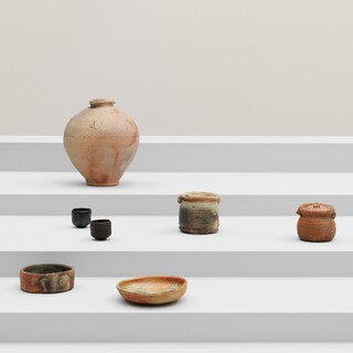 SHIRO TSUJIMURA, Große Vase, um 1990; Schwarze Teeschale, um 2008; Schwarze Teeschale, um 2008; Iga Ware (Wasserkrug), um 1990; Shigaraki Ware (Wasserkrug), um 1990; Iga Ware (Schale), um 1990; Iga Ware (Schale), um 1990 - Foto: Neues Museum (Annette Kradisch)