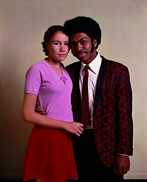 Evelyn Hofer, "Man with Brocade Jacket and Bride with Pink Blouse", New York, 1974 - © Evelyn Hofer, Courtesy Galerie m, Bochum und Estate of Evelyn Hofer