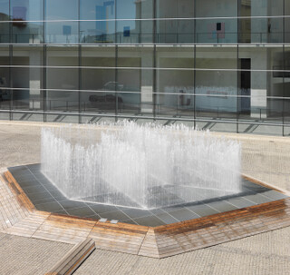 Jeppe Hein, "Hexagonal Water Pavilion", 2007 - Erworben 2013 von der Museumsinitiative Freunde und Förderer des Neuen Museums e. V. · Foto: Neues Museum (Annette Kradisch)